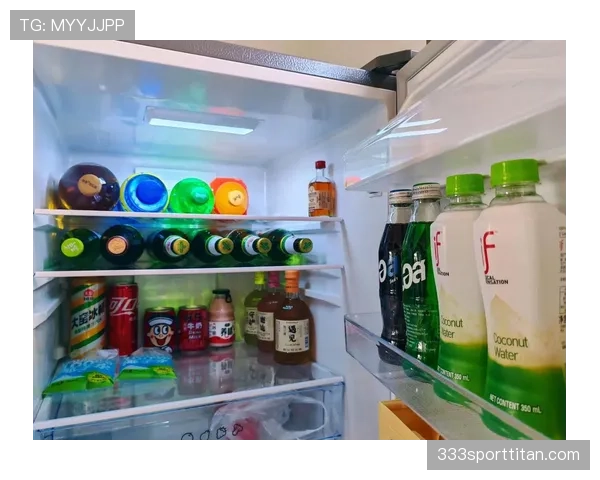 朱雪莹家的冰箱里塞满了冠军奖杯，饮料都没地儿放